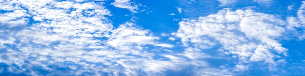 Beau ciel bleu ensoleillé propre avec panorama de nuages blancs