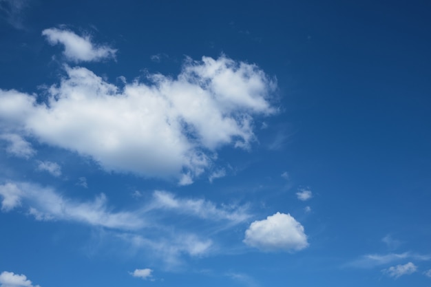 Beau ciel bleu d'été avec nuages et soleil