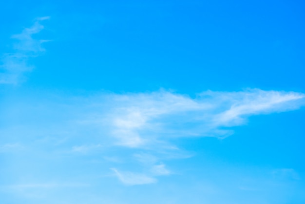 Photo beau ciel bleu avec fond de formation de nuages