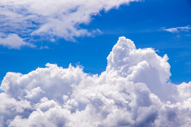 Beau ciel bleu et fond de nuage blanc.