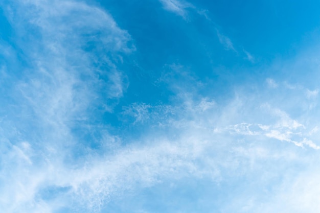 Beau ciel bleu avec une forme étrange de nuages le matin ou le soir pris à la mer pour un fond ou une texture naturelle