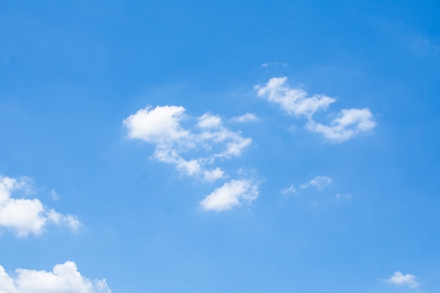 Beau ciel bleu à la journée ensoleillée