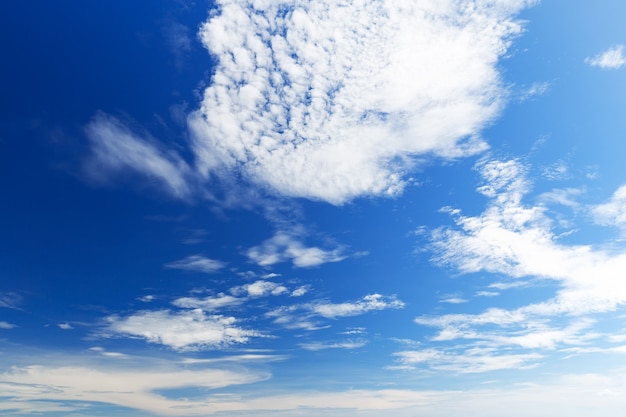 Beau ciel bleu lumineux avec des nuages,