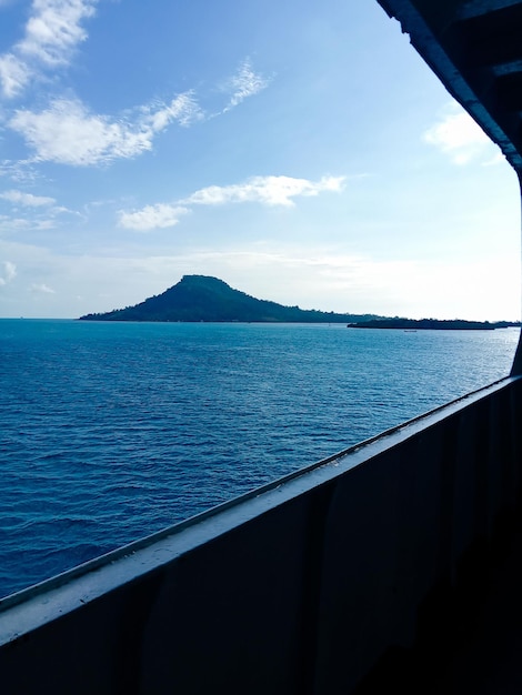 beau ciel bleu de la mer avec vue sur la montagne