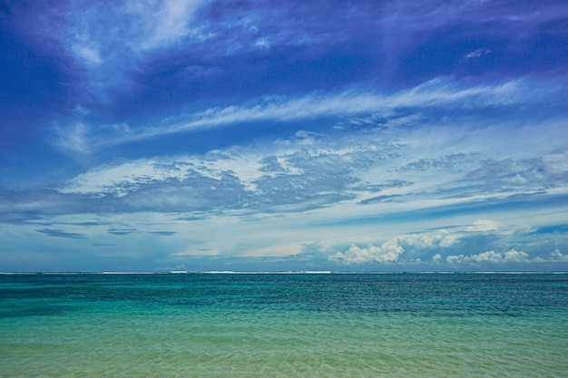 Beau ciel bleu et mer