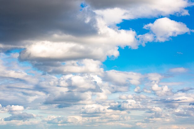 Beau ciel bleu avec mur de nuages. Nuages de ciel.