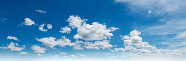 Beau ciel bleu avec nuage blanc