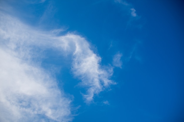 Beau ciel bleu et nuage. flou artistique