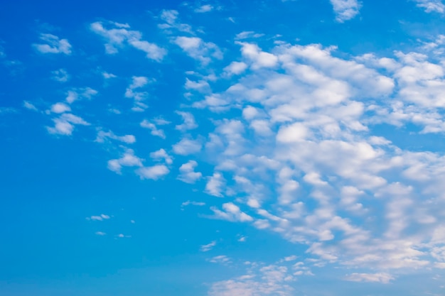 Beau ciel bleu avec des nuages d'air blancs, flou