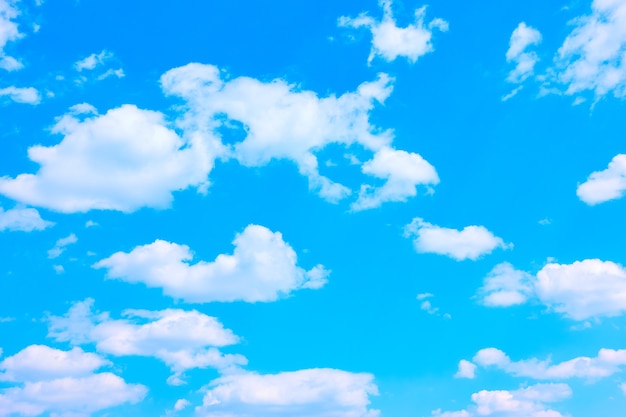 Beau ciel bleu avec des nuages blancs - fond avec un espace pour votre propre texte