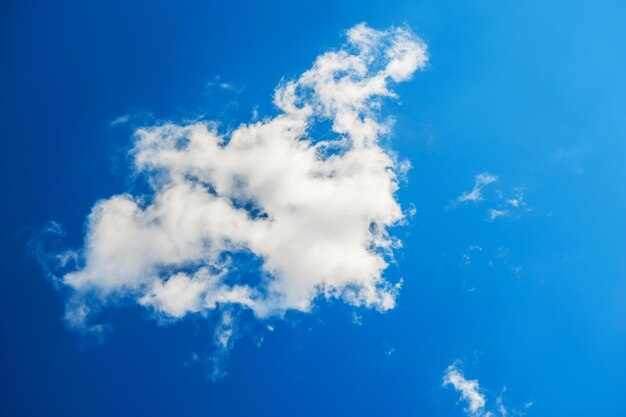 Beau ciel bleu avec des nuages blancs. Fond de nature