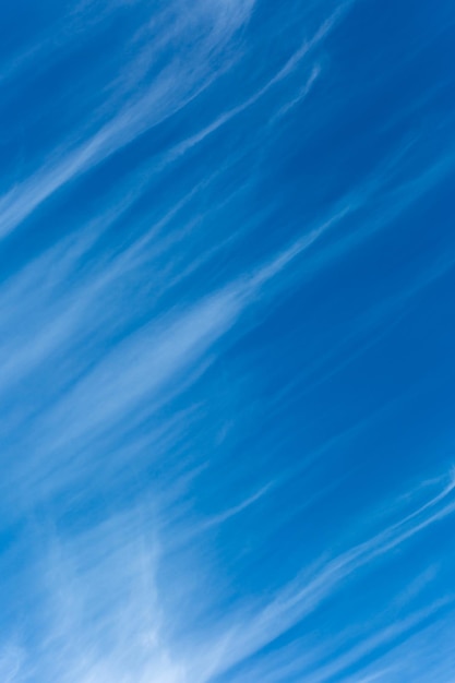 Beau ciel bleu avec des nuages blancs inhabituels