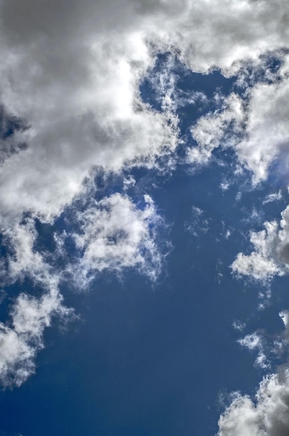 Beau ciel bleu avec des nuages blancs