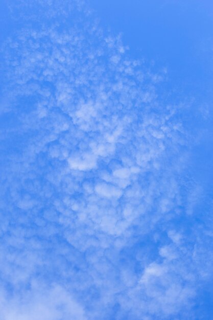 Un beau ciel bleu et des nuages ​​blancs