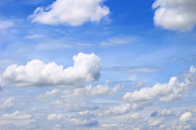 Beau ciel bleu avec des nuages blancs