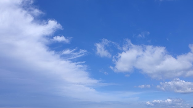 Beau de ciel bleu avec des nuages blancs