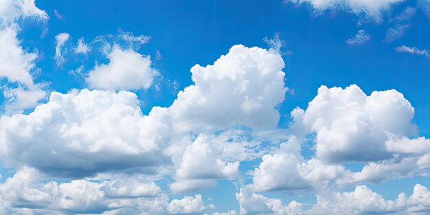 Beau ciel bleu avec des nuages blancs