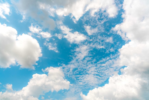 Beau ciel bleu et nuages cumulus blancs abstrait Fond de Cloudscape Ciel bleu