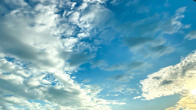 Beau ciel bleu avec des nuages dans la soirée