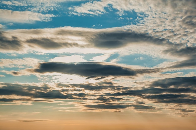 Beau ciel bleu et nuages fond naturel