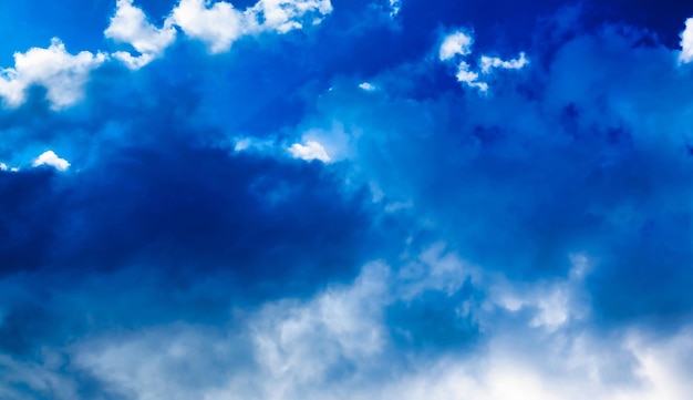 Beau ciel bleu et nuages fond naturel