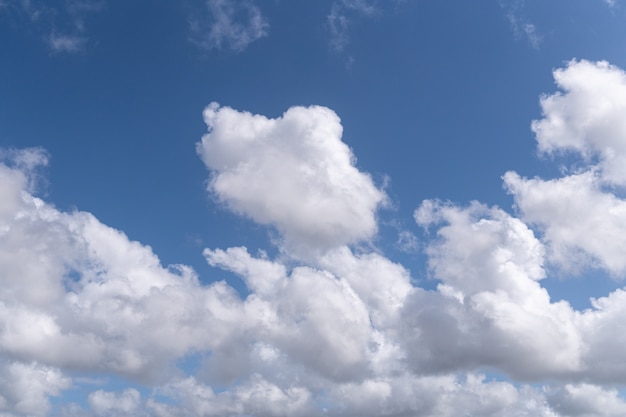 Beau ciel bleu avec des nuages lumineux.