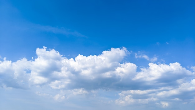 Beau ciel bleu et nuages pendant la journée d'été