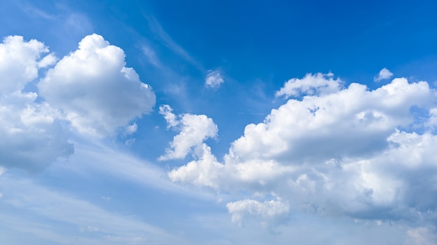 Beau ciel bleu et nuages pendant la journée d'été