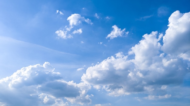 Beau ciel bleu et nuages pendant la journée d'été