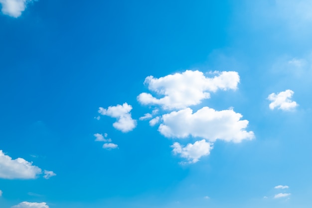 Beau ciel bleu nuages pour le fond.