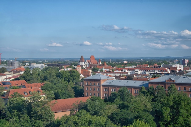 Beau ciel bleu avec des nuages vue d'été d'Ingolstadt Bavière