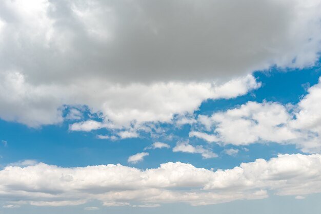 Beau ciel bleu avec des nuages