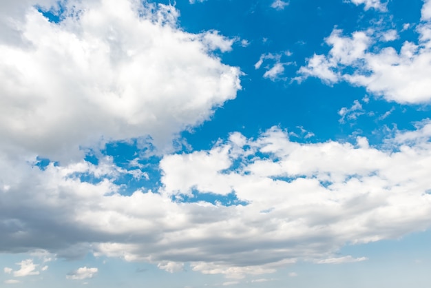 Beau ciel bleu avec des nuages