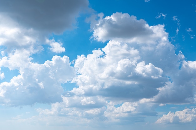 Beau ciel bleu avec des nuages