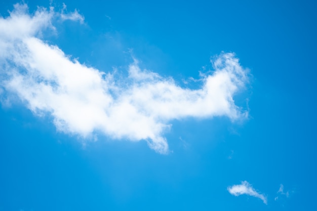 Beau ciel bleu avec des nuages