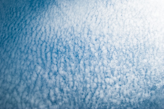 Beau ciel bleu avec des nuages