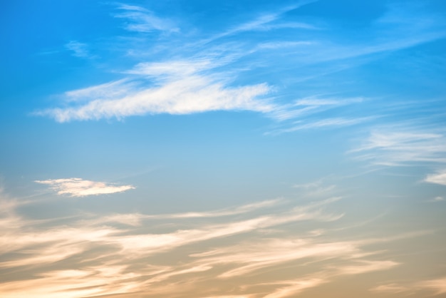 Beau ciel bleu et orange de coucher du soleil pour le fond de nature