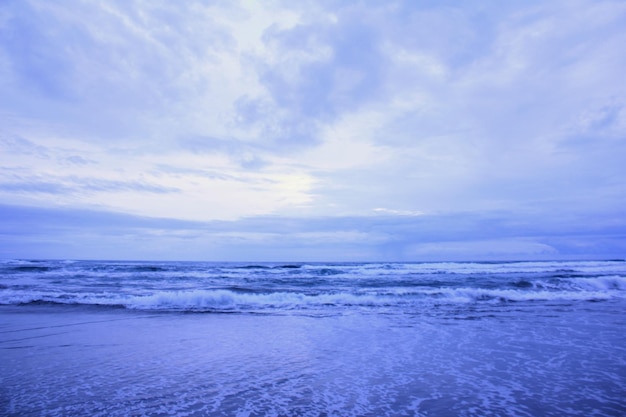 Beau ciel bleu et plage.