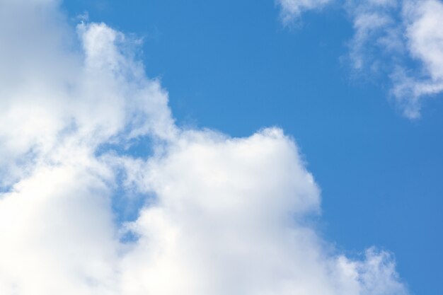 Beau ciel bleu et quelques nuages blancs dessus