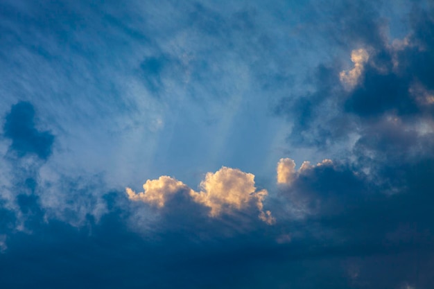 Beau ciel bleu et un rayon de soleil derrière les nuages.