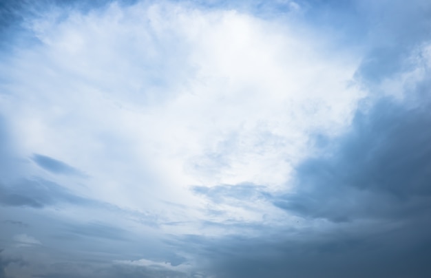 Beau ciel bleu avec un rayon de soleil avec nuageux