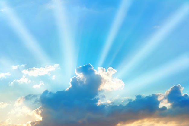 Beau ciel bleu avec des rayons de soleil et des nuages