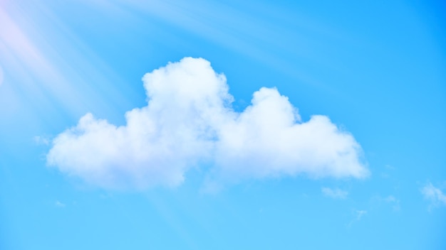 Beau ciel bleu avec des rayons de soleil et des nuages