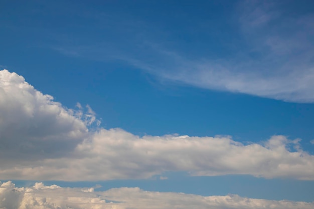 Beau ciel bleu avec vue de fond naturel nuage blanc