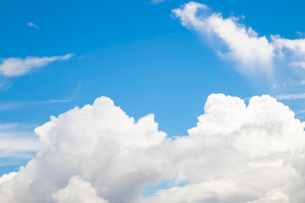 Beau ciel bleu avec vue de fond naturel nuage blanc