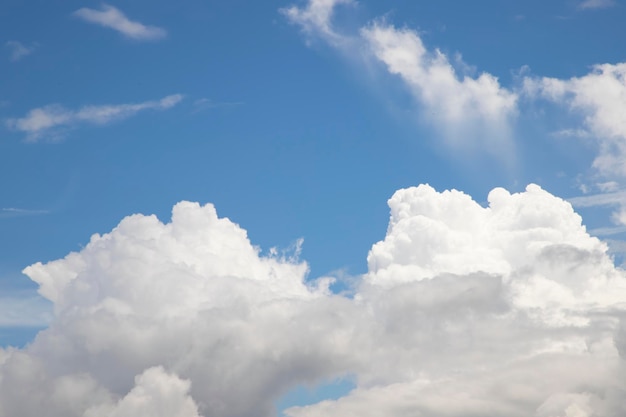 Beau ciel bleu avec vue de fond naturel nuage blanc