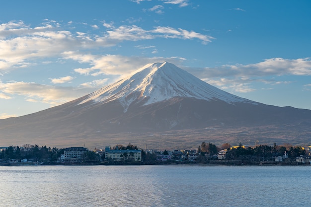 Beau ciel bleu avec vue sur le mont Fuji au Japon