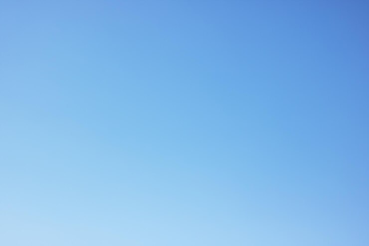 Un beau ciel clair avec une couleur bleue brillante et sans nuages