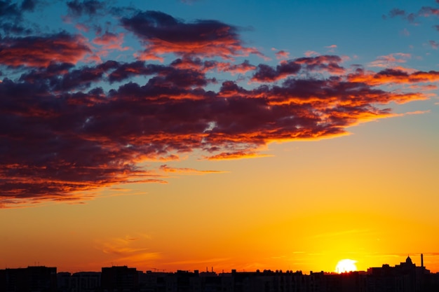 Beau ciel coloré de coucher du soleil au-dessus de la ville Soirée d'été ensoleillée