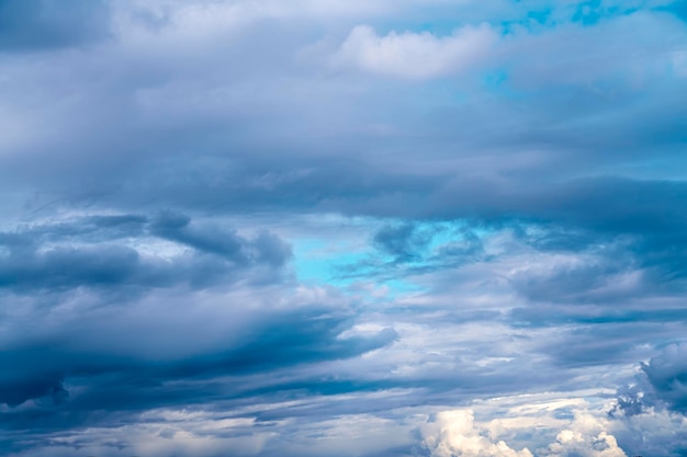 Beau ciel coloré avec des nuages. Mouvement cyclonique